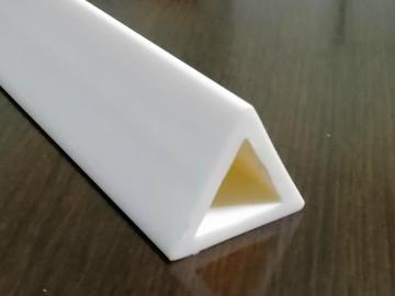 Треугольная пластиковая трубка